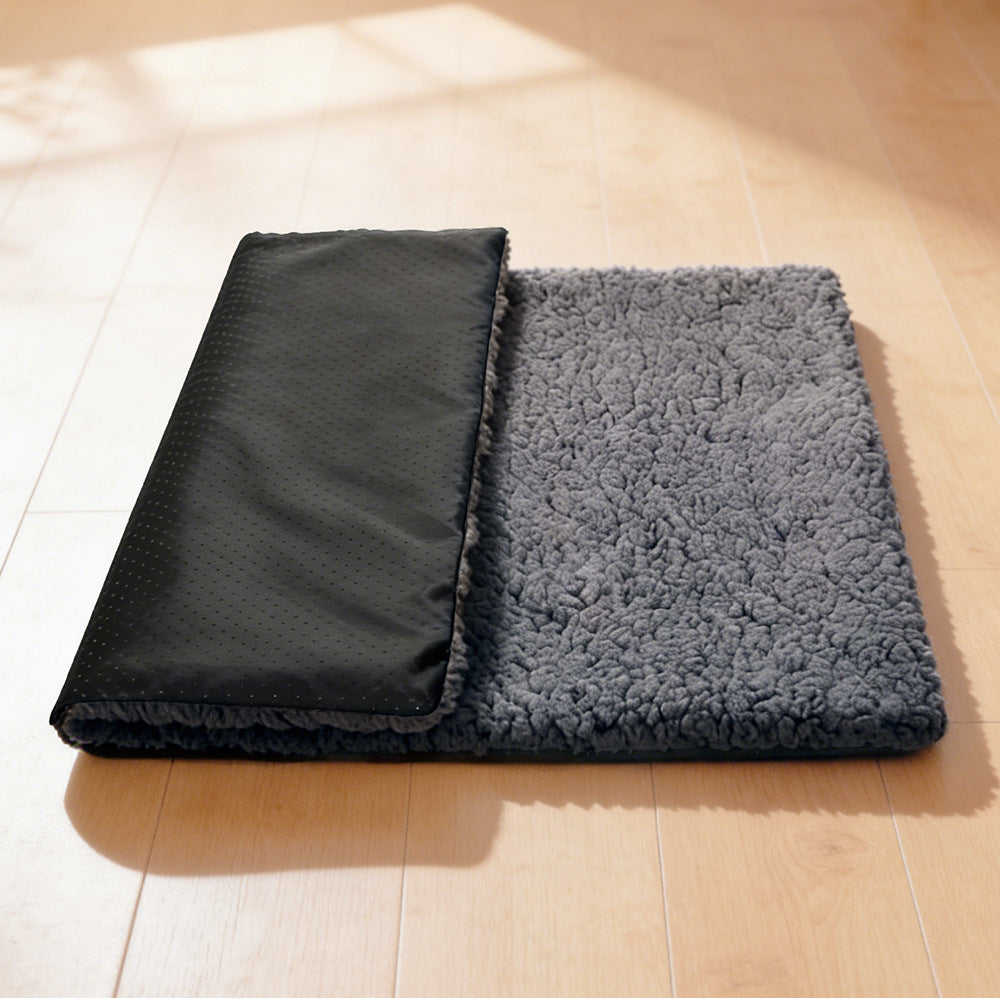 Dark grey fleece rest mat folded to show the black dotted backing. Supplier family photo; selected unit is one 50 × 70 cm mat.
